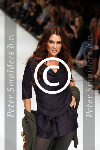 Amsterdam 19 september 2011
Modeshow Jos van Raak in de westergasfabriek met oa Kim Feenstra Quinty Trustfull Anouk Smulders Irene v d Laar en Froukje de Both.
Peter Smulders bv