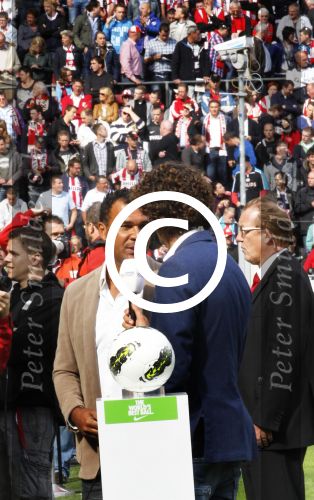 Eindhoven 18 september 2011
PSV-AJAX 2-2. Ruud Gullit en zijn zoon Max aanwezig als analist.
Peter Smulders bv