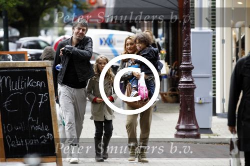 Amsterdam 17 september 2011
Ruud de Wild met zijn dochter Toy Travis zoon en zwangere vrouw Aafke op de cornelis schuytstraat.
Peter Smulders bv