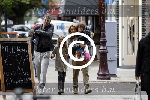 Amsterdam 17 september 2011
Ruud de Wild met zijn dochter Toy Travis zoon en zwangere vrouw Aafke op de cornelis schuytstraat.
Peter Smulders bv