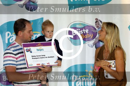 Amsterdam 27 september 2011
Wendy v Dijk en Winston Gerschtanowitz jureren bij de blijste baby van nederland georganiseerd door pampers.
Peter Smulders bv
