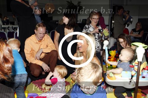Amsterdam 27 september 2011
Wendy v Dijk en Winston Gerschtanowitz jureren bij de blijste baby van nederland georganiseerd door pampers.
Peter Smulders bv