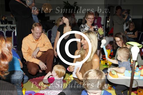 Amsterdam 27 september 2011
Wendy v Dijk en Winston Gerschtanowitz jureren bij de blijste baby van nederland georganiseerd door pampers.
Peter Smulders bv