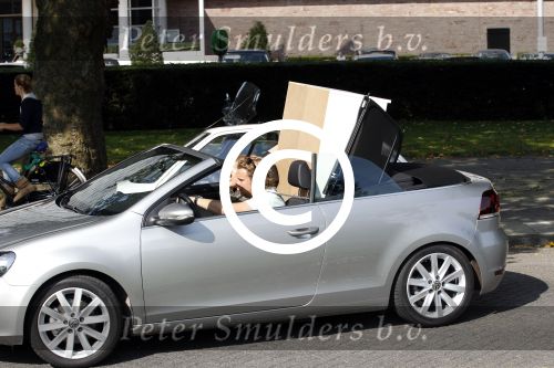 Amsterdam 16 september 2011
Wesly Bronkhorst en zijn vriendin Renee Gunning aan het verhuizen met de nieuwe golf cabrio van Wesly.
Peter Smulders bv