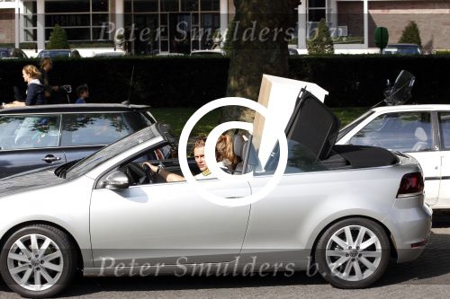 Amsterdam 16 september 2011
Wesly Bronkhorst en zijn vriendin Renee Gunning aan het verhuizen met de nieuwe golf cabrio van Wesly.
Peter Smulders bv