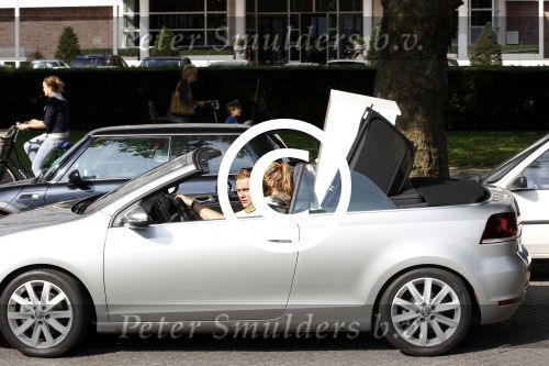 Amsterdam 16 september 2011
Wesly Bronkhorst en zijn vriendin Renee Gunning aan het verhuizen met de nieuwe golf cabrio van Wesly.
Peter Smulders bv