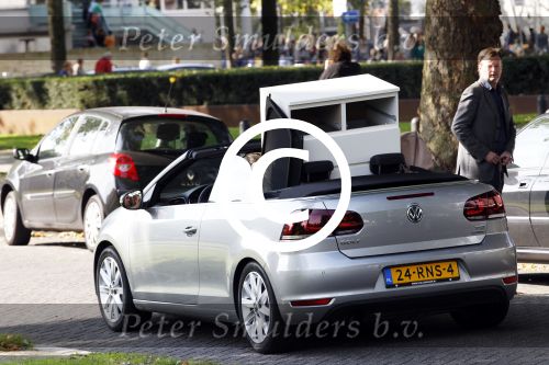 Amsterdam 16 september 2011
Wesly Bronkhorst en zijn vriendin Renee Gunning aan het verhuizen met de nieuwe golf cabrio van Wesly.
Peter Smulders bv