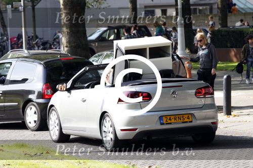 Amsterdam 16 september 2011
Wesly Bronkhorst en zijn vriendin Renee Gunning aan het verhuizen met de nieuwe golf cabrio van Wesly.
Peter Smulders bv