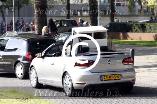Amsterdam 16 september 2011
Wesly Bronkhorst en zijn vriendin Renee Gunning aan het verhuizen met de nieuwe golf cabrio van Wesly.
Peter Smulders bv