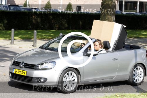 Amsterdam 16 september 2011
Wesly Bronkhorst en zijn vriendin Renee Gunning aan het verhuizen met de nieuwe golf cabrio van Wesly.
Peter Smulders bv