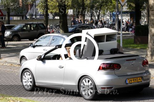 Amsterdam 16 september 2011
Wesly Bronkhorst en zijn vriendin Renee Gunning aan het verhuizen met de nieuwe golf cabrio van Wesly.
Peter Smulders bv