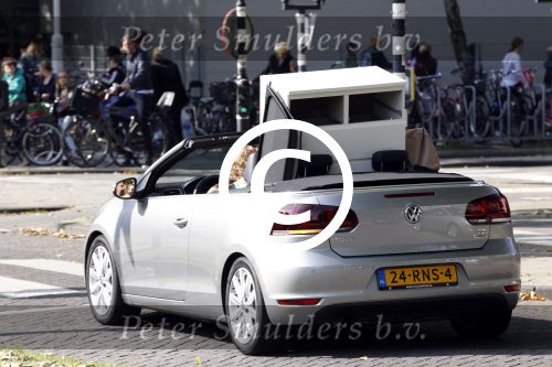 Amsterdam 16 september 2011
Wesly Bronkhorst en zijn vriendin Renee Gunning aan het verhuizen met de nieuwe golf cabrio van Wesly.
Peter Smulders bv