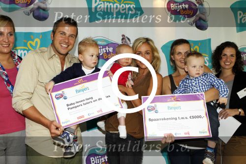 Amsterdam 27 september 2011
Wendy v Dijk en Winston Gerschtanowitz jureren bij de blijste baby van nederland georganiseerd door pampers.
Peter Smulders bv