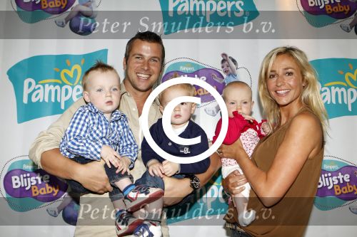 Amsterdam 27 september 2011
Wendy v Dijk en Winston Gerschtanowitz jureren bij de blijste baby van nederland georganiseerd door pampers.
Peter Smulders bv
