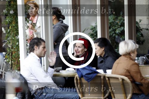 Amsterdam 22 september 2011
Yonina met zoon en een vriendin op terras.
Peter Smulders bv