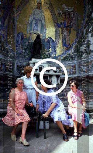 Lourdes, 24 Juli 1983
ZZN (zangeres zonder naam) met oud vriendin Godelieve
Foto Peter Smulders BV