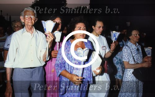 Lourdes, 24 Juli 1983
ZZN (zangeres zonder naam) met oud vriendin Godelieve
Foto Peter Smulders BV