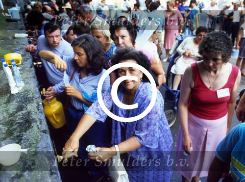 Lourdes, 24 Juli 1983
ZZN (zangeres zonder naam) met oud vriendin Godelieve
Foto Peter Smulders BV