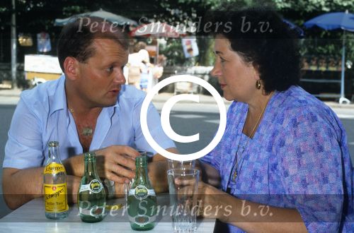Lourdes, 24 Juli 1983
ZZN (zangeres zonder naam) met oud vriendin Godelieve en journalist Ben Holthuis
Foto Peter Smulders BV