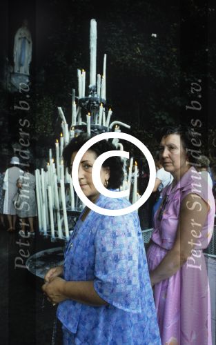 Lourdes, 24 Juli 1983
ZZN (zangeres zonder naam) met oud vriendin Godelieve
Foto Peter Smulders BV