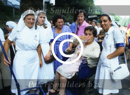 Lourdes, 24 Juli 1983
ZZN (zangeres zonder naam) met oud vriendin Godelieve
Foto Peter Smulders BV