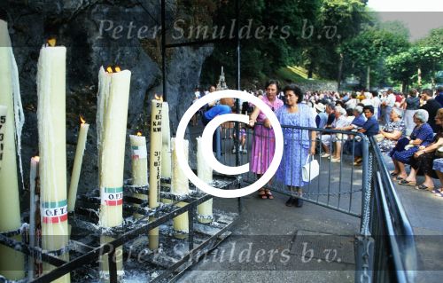 Lourdes, 24 Juli 1983
ZZN (zangeres zonder naam) met oud vriendin Godelieve
Foto Peter Smulders BV