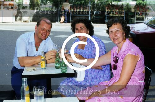 Lourdes, 24 Juli 1983
ZZN (zangeres zonder naam) met oud vriendin Godelieve en journalist Ben Holthuis
Foto Peter Smulders BV