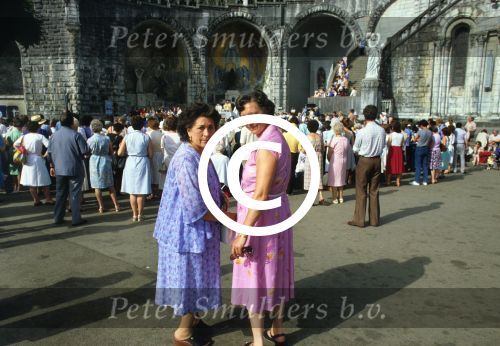 Lourdes, 24 Juli 1983
ZZN (zangeres zonder naam) met oud vriendin Godelieve
Foto Peter Smulders BV