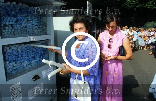 Lourdes, 24 Juli 1983
ZZN (zangeres zonder naam) met oud vriendin Godelieve
Foto Peter Smulders BV