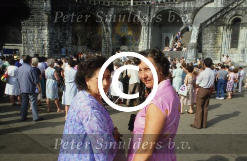Lourdes, 24 Juli 1983
ZZN (zangeres zonder naam) met oud vriendin Godelieve
Foto Peter Smulders BV