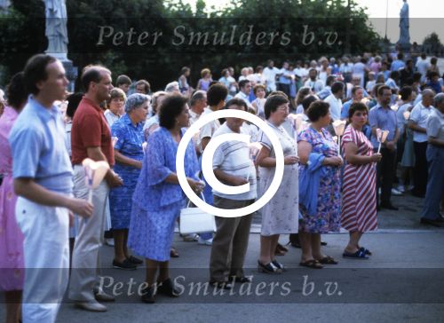 Lourdes, 24 Juli 1983
ZZN (zangeres zonder naam) met oud vriendin Godelieve
Foto Peter Smulders BV