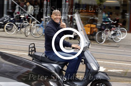 Amsterdam 1 oktober 2012
Das\'s moment bij dr Fish. De bekende mannen reden in een renault Twizy. Alex Bottse
Peter Smulders bv