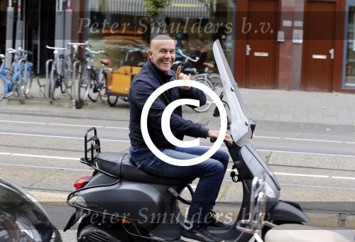Amsterdam 1 oktober 2012
Das\'s moment bij dr Fish. De bekende mannen reden in een renault Twizy. Alex Bottse
Peter Smulders bv