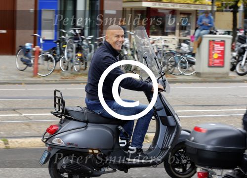 Amsterdam 1 oktober 2012
Das\'s moment bij dr Fish. De bekende mannen reden in een renault Twizy. Alex Bottse
Peter Smulders bv