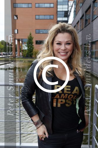 Hilversum 3 oktober 2012
Presentatie cd Django Wagner. Antje Monteiro reikt de eerst cd uit.
Peter Smulders bv