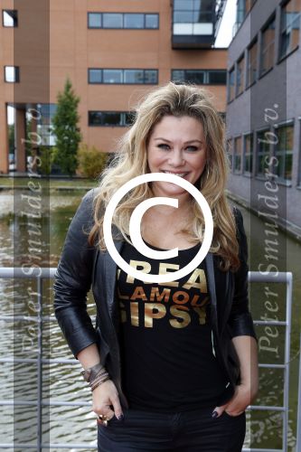 Hilversum 3 oktober 2012
Presentatie cd Django Wagner. Antje Monteiro reikt de eerst cd uit.
Peter Smulders bv
