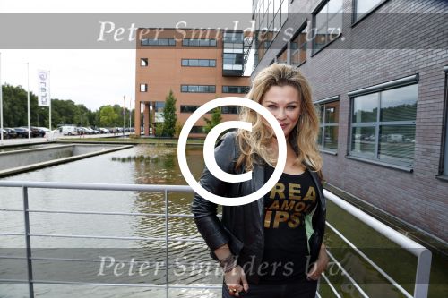Hilversum 3 oktober 2012
Presentatie cd Django Wagner. Antje Monteiro reikt de eerst cd uit.
Peter Smulders bv