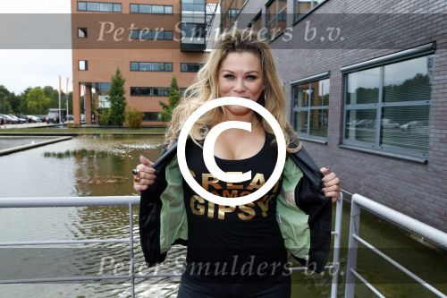 Hilversum 3 oktober 2012
Presentatie cd Django Wagner. Antje Monteiro reikt de eerst cd uit.
Peter Smulders bv