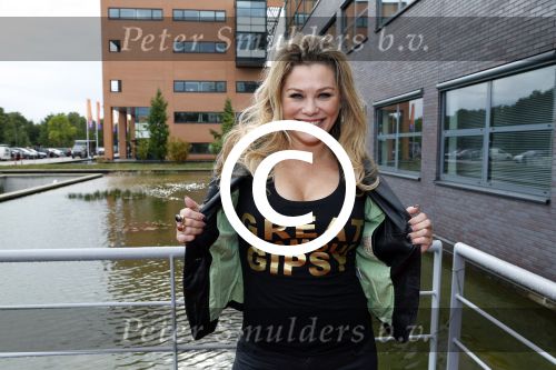 Hilversum 3 oktober 2012
Presentatie cd Django Wagner. Antje Monteiro reikt de eerst cd uit.
Peter Smulders bv