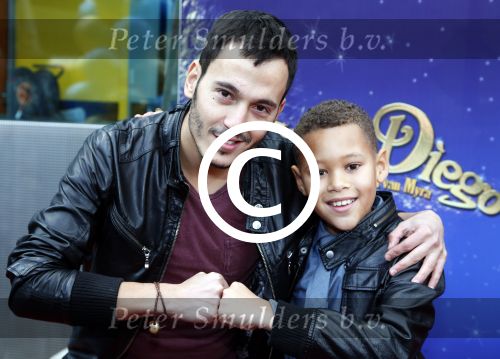 Amsterdam 7 oktober 2012
Premiere Sien en Diego de magische bron van Myra in Pathe Arena
met Jada Borsato Peter Faber en Hrold Verwoert ( coole piet Diego) in de hoofdrollen. Anuar en Eliyha Altena
Peter Smulders bv