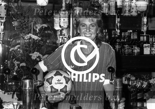1983 Aris v d Velden van Cafe Jo d\'n Urste uit Valkenswaard als Flitsgirl voor de PSV Flits
Foto Peter Smulders BV
