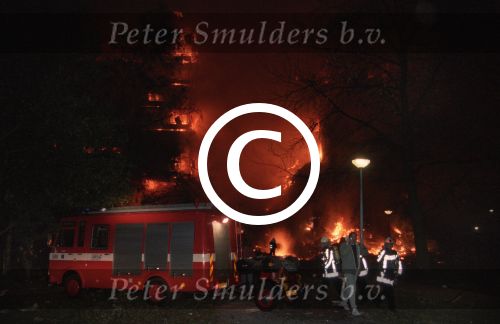 Amsterdam, 4 Oktbber 1992, inmiddels 20 jaar geleden (2012) voltrok de Bijlmerramp doordat een Boeing 747 vrachtvliegtuig van El Al neerstortte op de flats Groeneveen en Klein-Kruitberg.
Er overleden 43 mensen en heel veel mensen zijn levend verbrand of hebben veel brandwonden opgelopen.
Foto Peter Smulders BV