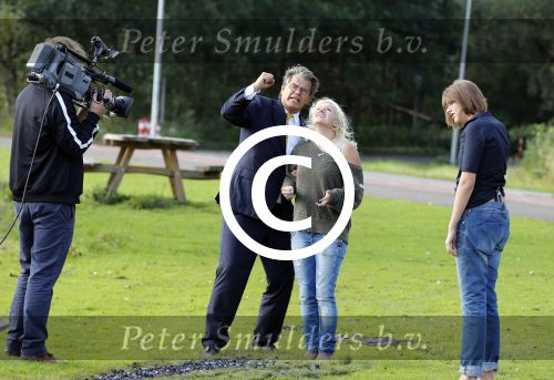 Amsterdam 2 oktober 2012
Emile Ratelband laat Ymke Wieringa en Britt Dekker over hete gloeiende kolen lopen.
Peter Smulders bv
