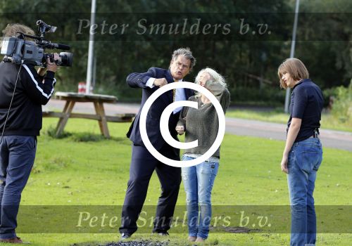 Amsterdam 2 oktober 2012
Emile Ratelband laat Ymke Wieringa en Britt Dekker over hete gloeiende kolen lopen.
Peter Smulders bv