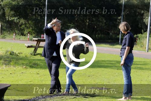Amsterdam 2 oktober 2012
Emile Ratelband laat Ymke Wieringa en Britt Dekker over hete gloeiende kolen lopen.
Peter Smulders bv