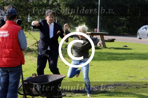 Amsterdam 2 oktober 2012
Emile Ratelband laat Ymke Wieringa en Britt Dekker over hete gloeiende kolen lopen.
Peter Smulders bv