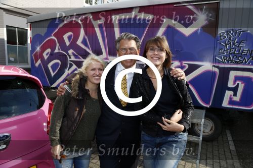 Amsterdam 2 oktober 2012
Emile Ratelband laat Ymke Wieringa en Britt Dekker over hete gloeiende kolen lopen.
Peter Smulders bv