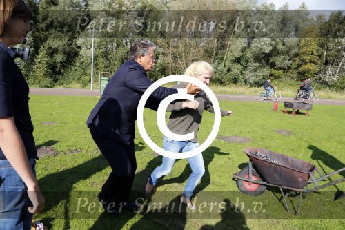 Amsterdam 2 oktober 2012
Emile Ratelband laat Ymke Wieringa en Britt Dekker over hete gloeiende kolen lopen.
Peter Smulders bv