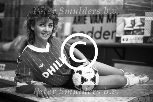 Eindhoven, 4 Maart 1983
flitsgirl Carin t Lam voor de PSV Flits
Carin Methorst
a.methorst7@upcmail.nl
Foto Peter Smulders BV