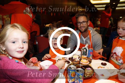 Amsterdam 10 oktober 2012
Tanja Jess Charly Luske en zoon Bobby bakken taartjes voor Kika in het krasnapolsky.
Peter Smulders bv